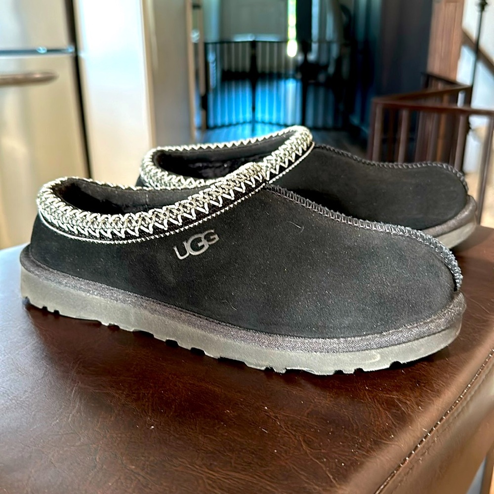 Uggs Tasman like new Size 7 men’s fits like 9 women’s